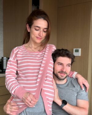 Marianna Burelli Instagram - Últimas 48 horas de embarazo gemelar. 🤰🏻
Un viaje a otra dimensión. 🌊🤍🌎
Mi cuerpo, el espíritu y la naturaleza una vez más confirmando que  la creación no tiene límites, que la sabiduría de nuestros cuerpos es más fuerte que cualquier diagnóstico, que cualquier examen, que cualquier porcentaje. A este par de niños los gesté pero realmente ellos me gestaron a mí, una versión que no conocía y ahora nace con sus primeros alientos. 
Gratitud: ojalá puedas conjugar todo esto que siento en mi corazón hinchado y multiplicado ahora en tres 
🫀🫀🫀

1/ sh*  just got weird at the end.
2/ que su casting, cerraditos para que no salga la panza
3/ Contracciones en  luna llena
4/  Muchos cm de dilatación pero que todavía no.
5/  Foto de perfil número 10989999
6/ Despidiéndonos de Sienna antes de convertirnos en 5 oficialmente.
7/  Mi partner y guardián. Amor de mi vida @robaguire 
8,9,10/ Panzas en todos sus ángulos 
11/ se explica sola 
12/  Acompañada 🙌🏽

Continuará…