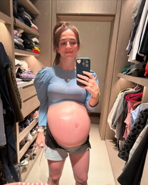 Marianna Burelli Instagram - Últimas 48 horas de embarazo gemelar. 🤰🏻
Un viaje a otra dimensión. 🌊🤍🌎
Mi cuerpo, el espíritu y la naturaleza una vez más confirmando que  la creación no tiene límites, que la sabiduría de nuestros cuerpos es más fuerte que cualquier diagnóstico, que cualquier examen, que cualquier porcentaje. A este par de niños los gesté pero realmente ellos me gestaron a mí, una versión que no conocía y ahora nace con sus primeros alientos. 
Gratitud: ojalá puedas conjugar todo esto que siento en mi corazón hinchado y multiplicado ahora en tres 
🫀🫀🫀

1/ sh*  just got weird at the end.
2/ que su casting, cerraditos para que no salga la panza
3/ Contracciones en  luna llena
4/  Muchos cm de dilatación pero que todavía no.
5/  Foto de perfil número 10989999
6/ Despidiéndonos de Sienna antes de convertirnos en 5 oficialmente.
7/  Mi partner y guardián. Amor de mi vida @robaguire 
8,9,10/ Panzas en todos sus ángulos 
11/ se explica sola 
12/  Acompañada 🙌🏽

Continuará…