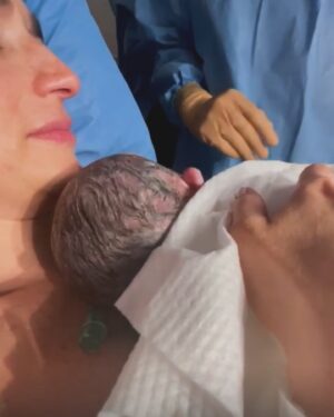 Marianna Burelli Instagram - Mateo y Rio llegaron sin premura  y con suavidad. A pesar de lo poco ágil de mis últimos días de embarazo,  el parto de estos niños vino acompañado de calma, de mucha contención y kilos de amor.  También de pausa. Pasé días previos a los partos con 3, 4 y 5 cm de dilatación. El cuerpo expandiéndose gradualmente hasta el final, o más bien hasta el principio. Este par de humanos entraron al mundo cruzando el portal de manera gentil y luminosa. Sus llegadas fueron lo que soñé y mucho más. Dos partos, 2 niños que alcanzaron el “ término” y un equipo de gente que me encontré a lo largo de la gestación sin quienes no hujiera llegado a puerto seguro. Gracias @dreliascharua por tus innumerables “si podemos”. Que importante es el lenguaje! Elias, nunca usó palabras como “peligroso”, “delicado”, “complicaciones”… Su lenguaje siempre asertivo, optimista y respetuoso. Gracias por ser un gine guardián del parto y conocedor de sus formas. Gracias por decir que sí desde el comienzo a pesar de que Mateo nunca se posicionó de cabeza y te tocó hacerlo antes de la salida. A @wadidoula gracias por haber sido la primera luz que encendimos cuando supimos que venían dos bebés en camino y nos dimos cuenta que todo seria distinto. Tu sabiduría y tu libro #Diosasyguardianes (LO RECOMIENDO MUCHO!) establecieron el tono de este viaje.  A mi doula @amaya.doula  por su energía, su ímpetu, su magia , su silla maya y su humor 🤍. Gracias a Nallely de @centrosacremx  por cuidar mi piso pélvico y acompañarme mientras mi cuerpo se transformaba. Siento que estos bebés armaron al crew que deseaban para su recepción.  Gracias a todos mis amigxs amados que han estado cerquita, apapachándonos en estos días tan nuevos para nosotros. Gracias a las abuelas de este par que amamos profundo @mondba  y @luciadavilab . Gracias a Mateo y a Rio por elegirnos. Thank you Kate for everything you started back in October! 🌊 y gracias @robaguire  por ser mi guardián y el mejor papá que nuestros hijxs pudieran tener. 🙌🏽 El acompañamiento ha sido parte fundamental de la gestación y todo lo que ha nacido después. ❤️‍🔥
La última foto: mis dos placentas 🙌🏽 Increíble lo que hace el cuerpo. La fuerza de la VIDA ⭕️