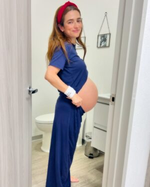 Marianna Burelli Instagram - Últimas 48 horas de embarazo gemelar. 🤰🏻
Un viaje a otra dimensión. 🌊🤍🌎
Mi cuerpo, el espíritu y la naturaleza una vez más confirmando que  la creación no tiene límites, que la sabiduría de nuestros cuerpos es más fuerte que cualquier diagnóstico, que cualquier examen, que cualquier porcentaje. A este par de niños los gesté pero realmente ellos me gestaron a mí, una versión que no conocía y ahora nace con sus primeros alientos. 
Gratitud: ojalá puedas conjugar todo esto que siento en mi corazón hinchado y multiplicado ahora en tres 
🫀🫀🫀

1/ sh*  just got weird at the end.
2/ que su casting, cerraditos para que no salga la panza
3/ Contracciones en  luna llena
4/  Muchos cm de dilatación pero que todavía no.
5/  Foto de perfil número 10989999
6/ Despidiéndonos de Sienna antes de convertirnos en 5 oficialmente.
7/  Mi partner y guardián. Amor de mi vida @robaguire 
8,9,10/ Panzas en todos sus ángulos 
11/ se explica sola 
12/  Acompañada 🙌🏽

Continuará…