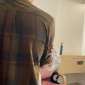 Marianna Burelli Instagram - Mateo y Rio llegaron sin premura  y con suavidad. A pesar de lo poco ágil de mis últimos días de embarazo,  el parto de estos niños vino acompañado de calma, de mucha contención y kilos de amor.  También de pausa. Pasé días previos a los partos con 3, 4 y 5 cm de dilatación. El cuerpo expandiéndose gradualmente hasta el final, o más bien hasta el principio. Este par de humanos entraron al mundo cruzando el portal de manera gentil y luminosa. Sus llegadas fueron lo que soñé y mucho más. Dos partos, 2 niños que alcanzaron el “ término” y un equipo de gente que me encontré a lo largo de la gestación sin quienes no hujiera llegado a puerto seguro. Gracias @dreliascharua por tus innumerables “si podemos”. Que importante es el lenguaje! Elias, nunca usó palabras como “peligroso”, “delicado”, “complicaciones”… Su lenguaje siempre asertivo, optimista y respetuoso. Gracias por ser un gine guardián del parto y conocedor de sus formas. Gracias por decir que sí desde el comienzo a pesar de que Mateo nunca se posicionó de cabeza y te tocó hacerlo antes de la salida. A @wadidoula gracias por haber sido la primera luz que encendimos cuando supimos que venían dos bebés en camino y nos dimos cuenta que todo seria distinto. Tu sabiduría y tu libro #Diosasyguardianes (LO RECOMIENDO MUCHO!) establecieron el tono de este viaje.  A mi doula @amaya.doula  por su energía, su ímpetu, su magia , su silla maya y su humor 🤍. Gracias a Nallely de @centrosacremx  por cuidar mi piso pélvico y acompañarme mientras mi cuerpo se transformaba. Siento que estos bebés armaron al crew que deseaban para su recepción.  Gracias a todos mis amigxs amados que han estado cerquita, apapachándonos en estos días tan nuevos para nosotros. Gracias a las abuelas de este par que amamos profundo @mondba  y @luciadavilab . Gracias a Mateo y a Rio por elegirnos. Thank you Kate for everything you started back in October! 🌊 y gracias @robaguire  por ser mi guardián y el mejor papá que nuestros hijxs pudieran tener. 🙌🏽 El acompañamiento ha sido parte fundamental de la gestación y todo lo que ha nacido después. ❤️‍🔥
La última foto: mis dos placentas 🙌🏽 Increíble lo que hace el cuerpo. La fuerza de la VIDA ⭕️