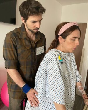 Marianna Burelli Instagram - Mateo y Rio llegaron sin premura  y con suavidad. A pesar de lo poco ágil de mis últimos días de embarazo,  el parto de estos niños vino acompañado de calma, de mucha contención y kilos de amor.  También de pausa. Pasé días previos a los partos con 3, 4 y 5 cm de dilatación. El cuerpo expandiéndose gradualmente hasta el final, o más bien hasta el principio. Este par de humanos entraron al mundo cruzando el portal de manera gentil y luminosa. Sus llegadas fueron lo que soñé y mucho más. Dos partos, 2 niños que alcanzaron el “ término” y un equipo de gente que me encontré a lo largo de la gestación sin quienes no hujiera llegado a puerto seguro. Gracias @dreliascharua por tus innumerables “si podemos”. Que importante es el lenguaje! Elias, nunca usó palabras como “peligroso”, “delicado”, “complicaciones”… Su lenguaje siempre asertivo, optimista y respetuoso. Gracias por ser un gine guardián del parto y conocedor de sus formas. Gracias por decir que sí desde el comienzo a pesar de que Mateo nunca se posicionó de cabeza y te tocó hacerlo antes de la salida. A @wadidoula gracias por haber sido la primera luz que encendimos cuando supimos que venían dos bebés en camino y nos dimos cuenta que todo seria distinto. Tu sabiduría y tu libro #Diosasyguardianes (LO RECOMIENDO MUCHO!) establecieron el tono de este viaje.  A mi doula @amaya.doula  por su energía, su ímpetu, su magia , su silla maya y su humor 🤍. Gracias a Nallely de @centrosacremx  por cuidar mi piso pélvico y acompañarme mientras mi cuerpo se transformaba. Siento que estos bebés armaron al crew que deseaban para su recepción.  Gracias a todos mis amigxs amados que han estado cerquita, apapachándonos en estos días tan nuevos para nosotros. Gracias a las abuelas de este par que amamos profundo @mondba  y @luciadavilab . Gracias a Mateo y a Rio por elegirnos. Thank you Kate for everything you started back in October! 🌊 y gracias @robaguire  por ser mi guardián y el mejor papá que nuestros hijxs pudieran tener. 🙌🏽 El acompañamiento ha sido parte fundamental de la gestación y todo lo que ha nacido después. ❤️‍🔥
La última foto: mis dos placentas 🙌🏽 Increíble lo que hace el cuerpo. La fuerza de la VIDA ⭕️