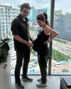 Marianna Burelli Instagram - Últimas 48 horas de embarazo gemelar. 🤰🏻
Un viaje a otra dimensión. 🌊🤍🌎
Mi cuerpo, el espíritu y la naturaleza una vez más confirmando que  la creación no tiene límites, que la sabiduría de nuestros cuerpos es más fuerte que cualquier diagnóstico, que cualquier examen, que cualquier porcentaje. A este par de niños los gesté pero realmente ellos me gestaron a mí, una versión que no conocía y ahora nace con sus primeros alientos. 
Gratitud: ojalá puedas conjugar todo esto que siento en mi corazón hinchado y multiplicado ahora en tres 
🫀🫀🫀

1/ sh*  just got weird at the end.
2/ que su casting, cerraditos para que no salga la panza
3/ Contracciones en  luna llena
4/  Muchos cm de dilatación pero que todavía no.
5/  Foto de perfil número 10989999
6/ Despidiéndonos de Sienna antes de convertirnos en 5 oficialmente.
7/  Mi partner y guardián. Amor de mi vida @robaguire 
8,9,10/ Panzas en todos sus ángulos 
11/ se explica sola 
12/  Acompañada 🙌🏽

Continuará…