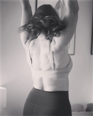 Marie Legault Instagram - Bouger pour se sentir bien 🖤🤍🩷

#bienêtre #bougerlibrementvivrepleinement #dancepassion #cultiverlebonheur #selfcare #bodybyanouk #pilates 

@bodybyanouk 
Retrouve des cours inspirants pour bouger avec bonheur!