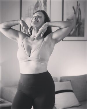 Marie Legault Instagram - Bouger pour se sentir bien 🖤🤍🩷

#bienêtre #bougerlibrementvivrepleinement #dancepassion #cultiverlebonheur #selfcare #bodybyanouk #pilates 

@bodybyanouk 
Retrouve des cours inspirants pour bouger avec bonheur!