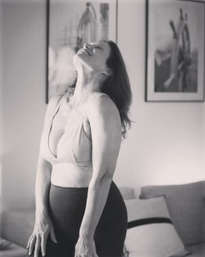 Marie Legault Instagram - Bouger pour se sentir bien 🖤🤍🩷

#bienêtre #bougerlibrementvivrepleinement #dancepassion #cultiverlebonheur #selfcare #bodybyanouk #pilates 

@bodybyanouk 
Retrouve des cours inspirants pour bouger avec bonheur!