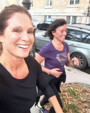 Marie Legault Instagram - Les belles émotions d’automne 🧡

🍁cette sensation après une bonne séance @bodybyanouk 😌
🍁yoga with my bestie @anouk.hamel 🧘🏻‍♀️
🍁Running Club animé par mon fils 🤗 @louishamel_ @keyjuiceparis 🏃‍♂️🥤
🍁le 1er latte tâches de rousseurs 😊

#autumnvibes🍁#yoga #running #sportmotivation #lifestyle #smiles #mannequinfemme #beauty