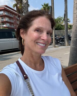 Marie Legault Instagram - Une semaine assez nuageuse à Barcelone mais ça ne m’empêchera jamais de bouger !

🚲 vélo sous la pluie pour visiter le Parc Güell
🍿Soirée cinéma 🌝 
🌴promenade vers la plage 
🥥 goûter healthy 
🤸🏻‍♀️acrobatie dans la piscine 🙃
🛌 photo shoot 

#lifestyle #vieactiveetsanté #enformeapres50ans #voyage #barcelone #energiepositive #grateful