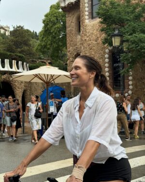 Marie Legault Instagram - Une semaine assez nuageuse à Barcelone mais ça ne m’empêchera jamais de bouger !

🚲 vélo sous la pluie pour visiter le Parc Güell
🍿Soirée cinéma 🌝 
🌴promenade vers la plage 
🥥 goûter healthy 
🤸🏻‍♀️acrobatie dans la piscine 🙃
🛌 photo shoot 

#lifestyle #vieactiveetsanté #enformeapres50ans #voyage #barcelone #energiepositive #grateful