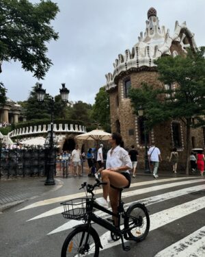 Marie Legault Instagram - Une semaine assez nuageuse à Barcelone mais ça ne m’empêchera jamais de bouger !

🚲 vélo sous la pluie pour visiter le Parc Güell
🍿Soirée cinéma 🌝 
🌴promenade vers la plage 
🥥 goûter healthy 
🤸🏻‍♀️acrobatie dans la piscine 🙃
🛌 photo shoot 

#lifestyle #vieactiveetsanté #enformeapres50ans #voyage #barcelone #energiepositive #grateful