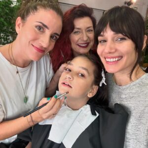 Mariela Garriga Instagram - That’s another wrap for me this year. What to say about this project? I don’t feel like I worked this entire month on the movie @laregladeosha_film because the entire team, both in front of and behind the camera, made this time on set feel like a dream—a sweet game where we were all players. We became a very close family in such a short time! This is why I love making films; we come together to create something special and original for the audience to enjoy afterward. Thank you to all of you who supported me this month and welcomed me into the Osha family with open arms. I love you all, and you’ll be forever in my heart. I hope our paths cross again. See you at the premiere. Big hug. Mariela/Belén 💕🎉🎬 Eskerrik asko
#bilbaocity #moviemaking #laregladeosha