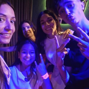 Mariela Garriga Instagram - That’s another wrap for me this year. What to say about this project? I don’t feel like I worked this entire month on the movie @laregladeosha_film because the entire team, both in front of and behind the camera, made this time on set feel like a dream—a sweet game where we were all players. We became a very close family in such a short time! This is why I love making films; we come together to create something special and original for the audience to enjoy afterward. Thank you to all of you who supported me this month and welcomed me into the Osha family with open arms. I love you all, and you’ll be forever in my heart. I hope our paths cross again. See you at the premiere. Big hug. Mariela/Belén 💕🎉🎬 Eskerrik asko
#bilbaocity #moviemaking #laregladeosha