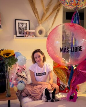 Marimar Vega Instagram - Y los cumplí feliz ! Un festejo diferente pero muy especial, este año fue un cumplir y cumplir sueños no puedo estar más agradecida al final parecía no terminar tan bien pero las enfermedades a veces llegan para que PAUSES y siempre te obligan a ir para dentro a observar Te y observar, soy tan afortunado de tener la familia que tengo las mejores y mejores amigos siempre presentes . Me siento llena de amor y muy feliz de iniciar esta vuelta al sol. 
Gracias a todos los que están por aquí por sus felicitaciones y por sus buenos deseos para mi. Los amo mucho .