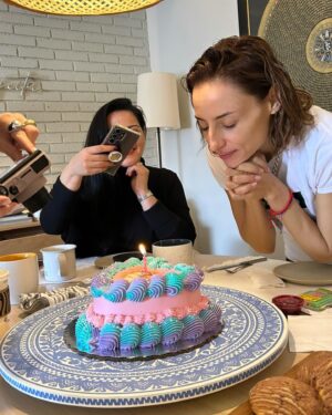 Marimar Vega Instagram - Y los cumplí feliz ! Un festejo diferente pero muy especial, este año fue un cumplir y cumplir sueños no puedo estar más agradecida al final parecía no terminar tan bien pero las enfermedades a veces llegan para que PAUSES y siempre te obligan a ir para dentro a observar Te y observar, soy tan afortunado de tener la familia que tengo las mejores y mejores amigos siempre presentes . Me siento llena de amor y muy feliz de iniciar esta vuelta al sol. 
Gracias a todos los que están por aquí por sus felicitaciones y por sus buenos deseos para mi. Los amo mucho .