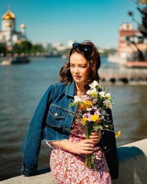 Marina Aleksandrova Instagram - ***
…когда то Москва была чужой, я бродила, заглядывая в окна и угадывала, как устроена та или иная ячейка общества, потом мечтала, а как у меня будет устроена жизнь… Записывала…И вот она у меня есть, уже другие могут  заглядывать в мои окна…Москва, с днём рождения, я тебя полюбила, хоть и остаюсь в душе московской Петербурженкой! 

📸 @_alenapodobed_