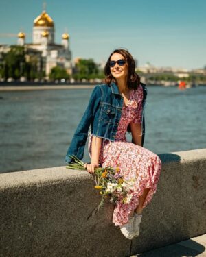 Marina Aleksandrova Instagram - ***
…когда то Москва была чужой, я бродила, заглядывая в окна и угадывала, как устроена та или иная ячейка общества, потом мечтала, а как у меня будет устроена жизнь… Записывала…И вот она у меня есть, уже другие могут  заглядывать в мои окна…Москва, с днём рождения, я тебя полюбила, хоть и остаюсь в душе московской Петербурженкой! 

📸 @_alenapodobed_