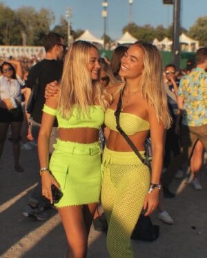 Marina Bastarache Instagram - BIRTHDAY GIRL 🥳
Mon bebe a 25 ans aujourd’hui !! GO SHAWTYYYYY IS YOUR BDAY! Bonne fête Mark, Marikouille, Bourrique, mon amour, bb, ma seuuuuuur, la tatie de cacawuetti et la maman de leyyya! Je t’aime de tout mon coeur et je suis à l’infini reconnaissante de t’avoir dans ma vie 🤍🤍🤍 Merci d’être mêlée comme un jeu de carte, de me surprendre à chaque fois que tu dis quelque chose, d’être « boquée » et si douce en même temps! Merci de me raconter 102 histoires de ta classe, même si je m’en fou un peu. Merci de m’utiliser pour te faire un bon souper quand t’as rien à faire, de me faire rire sans cesse avec tes move de danse et de m’ecouter chiâler quand j’en ai besoin! Surtout merci de toujours être là pour moi! La chance d’avoir une soeur comme toi, je me pince chaque jour! J’aime tout de toi pour toujours! TM 
- Nana -