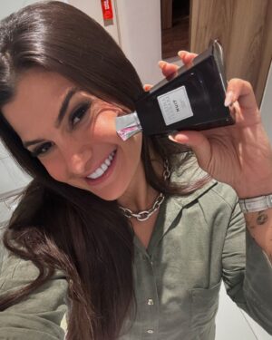 Marina Ferrari Instagram - SP sempre cheio de amigos, trabalho, diversão e amor 🥰🫶🏽