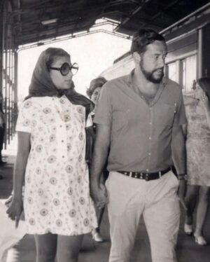 Marina Person Instagram - A primeira foto são meu pai e minha mãe (grávida de mim) chegando em Marília para o Festival de cinema em 1968, ano em que ele ganhou o prêmio curumim pelo filme “O Caso dos Irmãos Naves”. O Festival deixou de existir nos anos 80, mas agora volta à ativa e nesse ano o homenageado é justamente ele, Luiz Sergio Person. Tive a honra de receber essa homenagem das mãos do @johnnyomassaro numa noite de muita alegria. 

Na foto 5: @bella.camero @virginiacavendish @jose_eduardo_belmonte @henriqueosse 
Obrigada @festivalcinemamarilia
Video 6: 🎥 @andersonbardot