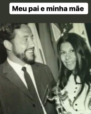 Marina Person Instagram - A primeira foto são meu pai e minha mãe (grávida de mim) chegando em Marília para o Festival de cinema em 1968, ano em que ele ganhou o prêmio curumim pelo filme “O Caso dos Irmãos Naves”. O Festival deixou de existir nos anos 80, mas agora volta à ativa e nesse ano o homenageado é justamente ele, Luiz Sergio Person. Tive a honra de receber essa homenagem das mãos do @johnnyomassaro numa noite de muita alegria. 

Na foto 5: @bella.camero @virginiacavendish @jose_eduardo_belmonte @henriqueosse 
Obrigada @festivalcinemamarilia
Video 6: 🎥 @andersonbardot