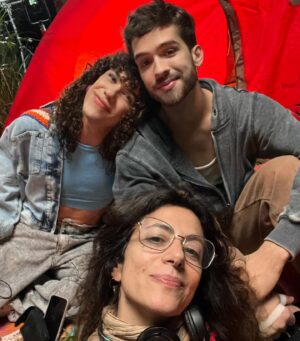 Marina Person Instagram - carrossel de selfies dessa temporada de #devoltaaos15 que estreia hoje! 
1) com Anita 18 e30, no episódio final
2) primeira diária q dirigi @larissamanoela no episódio 4, acampamento
3) com Fabrício e Camila no acampamento 
4) video assist da cena da barraca com Anita e Fabrício
5)claquete
6) Camila, Carol e Anita, na rua das Imperatrizes, indo pro acampamento (ep4)
7) Nila, Larissa e Faiska esperando pra filmar a cena do incêndio da barraca (ep 4)
8) making of da casa de Denis , participação especial de @gduvivier ,  com Joel e Anita
9) no carro indo da base pro set com @joaoguilherme 
10) making of castigo de Filipa com universitária Lúcia @livialagatto