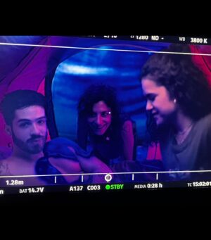 Marina Person Instagram - carrossel de selfies dessa temporada de #devoltaaos15 que estreia hoje! 
1) com Anita 18 e30, no episódio final
2) primeira diária q dirigi @larissamanoela no episódio 4, acampamento
3) com Fabrício e Camila no acampamento 
4) video assist da cena da barraca com Anita e Fabrício
5)claquete
6) Camila, Carol e Anita, na rua das Imperatrizes, indo pro acampamento (ep4)
7) Nila, Larissa e Faiska esperando pra filmar a cena do incêndio da barraca (ep 4)
8) making of da casa de Denis , participação especial de @gduvivier ,  com Joel e Anita
9) no carro indo da base pro set com @joaoguilherme 
10) making of castigo de Filipa com universitária Lúcia @livialagatto
