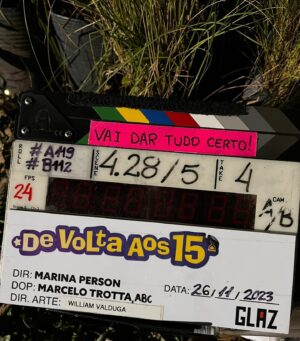 Marina Person Instagram - carrossel de selfies dessa temporada de #devoltaaos15 que estreia hoje! 
1) com Anita 18 e30, no episódio final
2) primeira diária q dirigi @larissamanoela no episódio 4, acampamento
3) com Fabrício e Camila no acampamento 
4) video assist da cena da barraca com Anita e Fabrício
5)claquete
6) Camila, Carol e Anita, na rua das Imperatrizes, indo pro acampamento (ep4)
7) Nila, Larissa e Faiska esperando pra filmar a cena do incêndio da barraca (ep 4)
8) making of da casa de Denis , participação especial de @gduvivier ,  com Joel e Anita
9) no carro indo da base pro set com @joaoguilherme 
10) making of castigo de Filipa com universitária Lúcia @livialagatto
