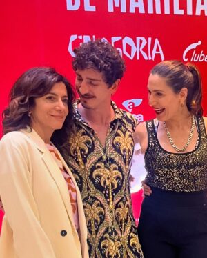 Marina Person Instagram - A primeira foto são meu pai e minha mãe (grávida de mim) chegando em Marília para o Festival de cinema em 1968, ano em que ele ganhou o prêmio curumim pelo filme “O Caso dos Irmãos Naves”. O Festival deixou de existir nos anos 80, mas agora volta à ativa e nesse ano o homenageado é justamente ele, Luiz Sergio Person. Tive a honra de receber essa homenagem das mãos do @johnnyomassaro numa noite de muita alegria. 

Na foto 5: @bella.camero @virginiacavendish @jose_eduardo_belmonte @henriqueosse 
Obrigada @festivalcinemamarilia
Video 6: 🎥 @andersonbardot