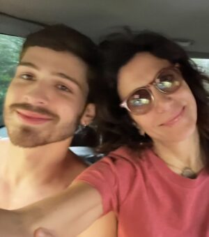 Marina Person Instagram - carrossel de selfies dessa temporada de #devoltaaos15 que estreia hoje! 
1) com Anita 18 e30, no episódio final
2) primeira diária q dirigi @larissamanoela no episódio 4, acampamento
3) com Fabrício e Camila no acampamento 
4) video assist da cena da barraca com Anita e Fabrício
5)claquete
6) Camila, Carol e Anita, na rua das Imperatrizes, indo pro acampamento (ep4)
7) Nila, Larissa e Faiska esperando pra filmar a cena do incêndio da barraca (ep 4)
8) making of da casa de Denis , participação especial de @gduvivier ,  com Joel e Anita
9) no carro indo da base pro set com @joaoguilherme 
10) making of castigo de Filipa com universitária Lúcia @livialagatto