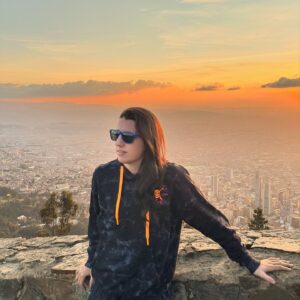 Marina Rodriguez Instagram - ✈️ 
Partindo para uma nova missão extra oficial e muito especial!🙌🏻

Primeira parada, conexão em Bogotá, com a oportunidade de conhecer um pouco a capital da Colômbia! 🇨🇴🤩

Além de conhecer alguns pontos turísticos da cidade, deu pra colocar em prática o nosso bom e velho Portunhol, mas sem sentido algum eu já tava colocando o Inglês no meio das conversas, " Si si, ok, gracias!"! 🤣

Melhor guardar pro próximo destino então, let's gooo! 🇺🇸🫢👊🏻

Conexão de internet ilimitada no mundo todo, aonde eu vou, a @simpremiumbr tá junto comigo sem me deixar na mão e com a praticidade de usar o E-SIM que é ativado ao chegar no meu destino!🤩📱🛜🌎🌍🌏

#colombia #bogota #simpremium