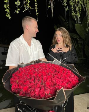 Marina Yers Instagram - 25 AÑOS 🥹

Encontré al amor de mi vida @soyjonathanalef 

Pasé el mejor y más bonito cumpleaños que JAMÁS tuve. 

Un círculo pequeño, pero increíblemente positivo. 

Deseo que todo el mundo pueda tener la vida que tengo, pero NUNCA que pase por lo que yo he pasado. 

Aquí se ve lo bonito, los resultados 📊 pero pronto conoceréis a través de mi libro: “De oír voces a sentir paz. Como superé tres brotes psicóticos” 

P R O N T O 

#cumpleaños #25años #enamorada