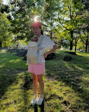 Maripier Morin Instagram - Non, mais qui ne rêverait pas de mettre la main sur LE porte-bébé le plus beau & confo ? ☁️

La compagnie canadienne Mālama et moi nous sommes associés pour vous faire gagner un porte-bébé gratuit !!!

C’est simple, pour participer vous n’avez qu’à vous abonner à la page @malamabebe et à ma page. N’oubliez surtout pas d’identifier toutes vos chums de filles sous cette publication (!!!) la gagnante sera annoncée le 1er octobre 🤍🌞