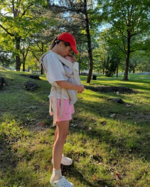 Maripier Morin Instagram - Non, mais qui ne rêverait pas de mettre la main sur LE porte-bébé le plus beau & confo ? ☁️

La compagnie canadienne Mālama et moi nous sommes associés pour vous faire gagner un porte-bébé gratuit !!!

C’est simple, pour participer vous n’avez qu’à vous abonner à la page @malamabebe et à ma page. N’oubliez surtout pas d’identifier toutes vos chums de filles sous cette publication (!!!) la gagnante sera annoncée le 1er octobre 🤍🌞