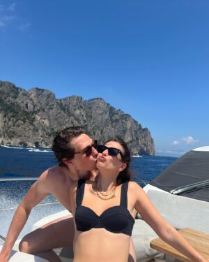 Marisa Abela Instagram - 🐠🪩❤️‍🔥🥹🍝🇬🇷🗽🌎🇮🇹🎉💕🥰