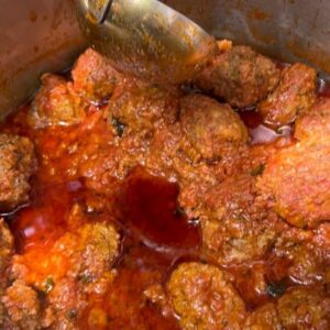 Marisa Passera Instagram - Grazie amico mio della vita @paridevitale per questi giorni ricolmi d’Amore e d’Abruzzo , di polpette e di amici , di risate da cadere per terra e pianti a catinelle, di volpi a cena e di cervi a bordo strada , di milioni di parole gridate e cantate e qualcuna anche sussurrata, di respiro finalmente . E alla fine ieri ho visto perfino  un cucciolo di orso che mangiucchiava nel bosco, e ne rimarrò per sempre incantata 💚 grazie per aver creato questa famiglia di cui per fortuna faccio parte , grazie per aver accolto la mia famiglia, grazie amici miei tutti che siete così speciali ✨✨✨✨✨✨✨#damoreedabruzzo #pescasserolistateofmind