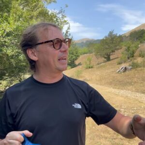 Marisa Passera Instagram - Grazie amico mio della vita @paridevitale per questi giorni ricolmi d’Amore e d’Abruzzo , di polpette e di amici , di risate da cadere per terra e pianti a catinelle, di volpi a cena e di cervi a bordo strada , di milioni di parole gridate e cantate e qualcuna anche sussurrata, di respiro finalmente . E alla fine ieri ho visto perfino  un cucciolo di orso che mangiucchiava nel bosco, e ne rimarrò per sempre incantata 💚 grazie per aver creato questa famiglia di cui per fortuna faccio parte , grazie per aver accolto la mia famiglia, grazie amici miei tutti che siete così speciali ✨✨✨✨✨✨✨#damoreedabruzzo #pescasserolistateofmind