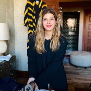 Marisa Tomei Instagram - Who wants a GRWM?

Photo and Make up by @tina_turnbow