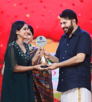 Mariya Prince Instagram - Happy birthday mammookka @mammootty 🥹🫂❤️ 

ജീവിതത്തിൽ ഒരിക്കലും മറക്കാനാവാത്ത ഈ ഒരു മുഹൂർത്തം സമ്മാനിച്ചതിന്... നന്ദി @zeekeralam 🥰🙏🏻❤️

Thanks to each and everyone for all the love and support...❤️
Without you people nothing would have been possible 🥹🙏🏻

👗 @dhakshinabyaneeshbhal 💚

#happybirthdaymammookka #birthday #mammootty #mammookka #ZeeKeralamKudumbamAwards2024 #ZeeKeralamKudumbamAward #ZKKAwards2024