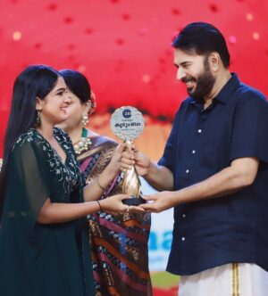Mariya Prince Instagram - Happy birthday mammookka @mammootty 🥹🫂❤️ 

ജീവിതത്തിൽ ഒരിക്കലും മറക്കാനാവാത്ത ഈ ഒരു മുഹൂർത്തം സമ്മാനിച്ചതിന്... നന്ദി @zeekeralam 🥰🙏🏻❤️

Thanks to each and everyone for all the love and support...❤️
Without you people nothing would have been possible 🥹🙏🏻

👗 @dhakshinabyaneeshbhal 💚

#happybirthdaymammookka #birthday #mammootty #mammookka #ZeeKeralamKudumbamAwards2024 #ZeeKeralamKudumbamAward #ZKKAwards2024