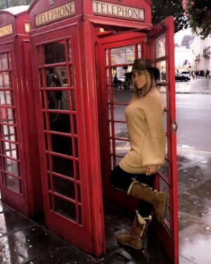 Marlène Duval Instagram - #london #england#cabine #telephone #red #uggs#marleneduval
