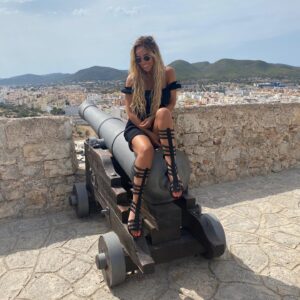 Marlène Duval Instagram - Seul et digne celui qui chaque jour,par au combat pour elle🖤