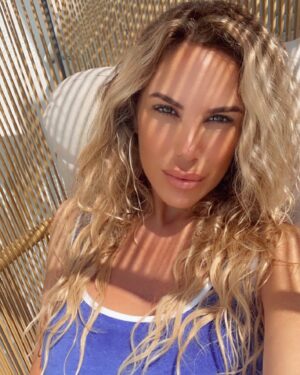 Marlène Duval Instagram - A strong woman looks a challenge in the eye and gives  it a winks 😉💙