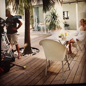 Marlène Duval Instagram - #tournage #videoclip#avoirunseulenfantdetoi #disquedeplatine #💿 #m6 #philbarney #maisondedisque @barneyphil @m6officiel @m6musicofficiel