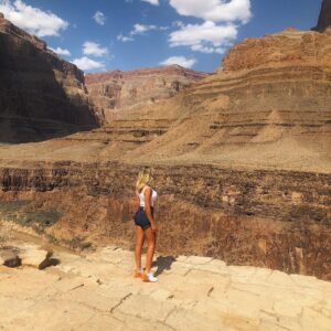 Marlène Duval Instagram - Ne laisse jamais une déception mettre fin à ton voyage vie tes rêves donne de l’amour sourie à la vie ne te retourne pas regarde droit devant toi ✨