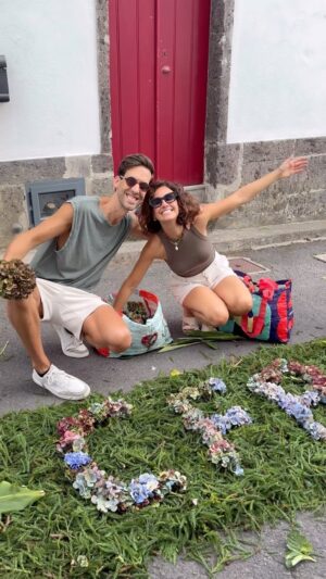 Marta Andrino Instagram - Festas do Senhor Bom Jesus da Pedra de Vila Franca do Campo, São Miguel, Açores e a importância de manter vivas as tradições religiosas. 
São muito relevantes tanto culturalmente como socialmente falando, porque refletem a profunda fé do nosso povo, mas também são um elo essencial com o passado que transmitem os princípios e costumes para as novas gerações que absorvem esses valores.
Ser crente ou menos crente, praticante ou não…manter vivas as tradições cria um sentimento de pertencer a esse mesmo lugar dando também continuidade aos ‘rituais’, ligando as gerações atuais e futuras às suas raízes. 
Tenho a certeza que os meus filhos vão ficar com estes mesmos valores e nunca mais se vão esquecer destes momentos em família na terra que é do pai mas que se tornou também deles…e da Marta. 

Vivam as tradições! Viva a cultura de um povo. 
Vivam os Açores! 💙💚

#festasdosenhorbomjesusdapedra 
#vilafrancadocampo #açores #cultura #saomiguel