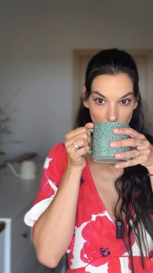 Marta Ondráčková Instagram - JAK VZNIKÁ #UDRZKSICHT aneb poker face za všech okolností.

#udrzksicht #zezakulisi #podpoklickou #konvicka #pozadijezasadni #dekorace #videotvurce #kdyznatacim #mojeprace #zaber #milujuto #mistr #bezmrknuti #leti #pustsizvuk #perfekcionista #kafe #jsemklidas #stoickyklid #emoce
