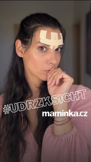 Marta Ondráčková Instagram - Dnes vás naučím, jak správně používat kosmetické tejpy. Ty určené na obličej najdete na @beautytape.cz 🩹 Technika vychází z principů kineziologického tejpingu a pracuje s kombinací uvolnění a aktivace svalů, rozproudění lymfy a liftingu, takže tejp “maká,”  i když obličej nic nedělá. 😍 Pojďte se naučit tejpy používat! 🤍 A když vám učarují jako mně, můžete využít kód se slevou 15% na jejich objednání. Ten najdete v článku k videu, který vám pošlu, když do komentáře napíšete “článek”

#udrzksicht #tejpovani #beautytape #maminka #krasnaplet #prirozenost #lifting