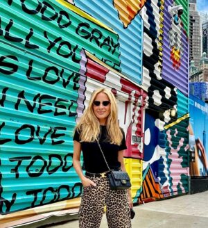 Marta Sánchez Instagram - New York, New York…. La ciudad que inspira. 🏙️🌆🎇 Cuantos recuerdos… cuanto vivido y que lujo haber grabado aquí grandes éxitos….. #martasanchez #martisimasanchez #bigapple #laciudad @federicoleonsierra gafas: @glory_sunglass