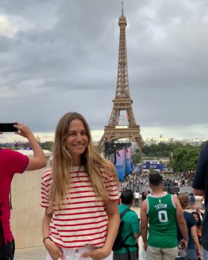 Martina Klein Instagram - Unos días de Paris olímpico acompañando a nuestro chico @alexcorretja74 🥰 mientras se dejaba la piel trabajando (que, por cierto, ya lo hemos comentado, pero ¡qué bien trabaja nuestro chico! Medalla de oro para ti, amor🥇🙌🏼)
Cuando voy con la peke (ahora 7), las visitas suelen ser, por el bien de los tres, una investigación exhaustiva sobre parques infantiles, y una pequeña dosis de turismo, en esta ocasión coronamos Montmartre y Le Sacre Coeur. 
Pero además pudimos tener nuestra experiencia olímpica y servimos de talismán a las chicas de waterpolo femenino, a las que ayudamos a llevarse el oro, y también a los chicos de futbol masculino, que desde debajo de la torre Eiffel gritamos los goles que también les dieron el metal dorado ¡De nada! Ya sabéis, si queréis una ayudita para L.A 2028, ¡aquí estamos! 😜
Como bonus, os dejo en la última diapo un bailecito de estos dos 🥰 que son para comérselos.