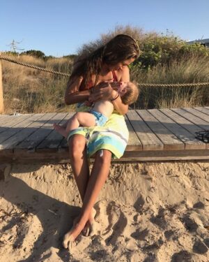 Martina Klein Instagram - ¡Y aquí está! ¡Aquí estamos, un verano más! Su crecimiento me fascina, el mío bastante menos… pero sin duda crecer y aceptar es la mejor de las opciones.
El trocito de pasarela de madera frente al mar, antaño íntimo y tranquilo, hoy está escoltado de hamacas de madera y sombrillas de cañizo. El chiringuito de sardinas, antes escondido a nuestras espaldas, ha mudado a uno eco-bonito e impersonal sobre la playa con música todo el día. El mar sigue siendo turquesa y nosotras también. 
¿Está bien desear que todos los lugares que visitamos perduren eternamente intactos? ¡A mí también me gustaría mantenerme en mis 20, 30, 40 para siempre! 
Pero los sitios cambian, nosotros crecemos y los recuerdos, unos pocos, permanecen intocables en el tiempo. 
Las toallas que solo se usan en verano, también. #NoEsUnAnuncioDeToallas 
Gracias @carlacorretja 📷💕
Y @erika_yglesias en anteriores ediciones